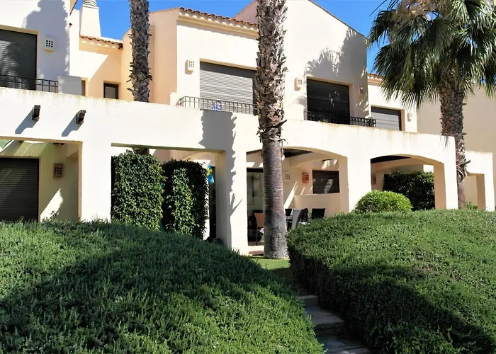 Townhouse Overlooking The Pool